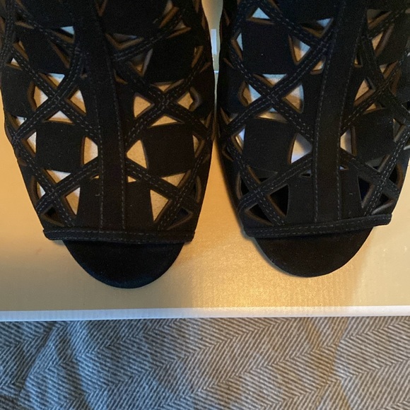 MICHAEL Michael Kors Ivy Bootie. Black. Size 10. - Picture 6 of 16